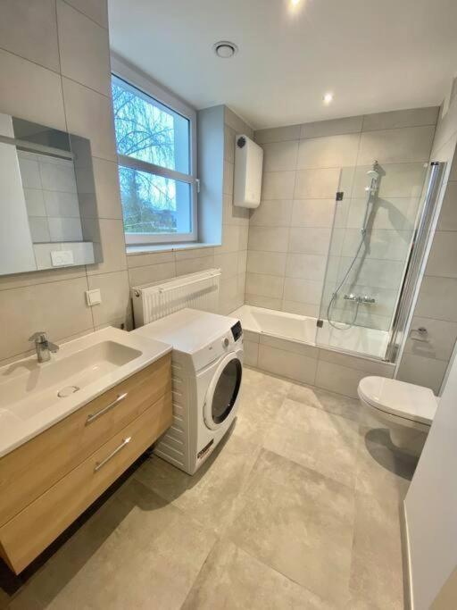 Apartment Large 3 Bedrooms With Private Parking-limp2 *
